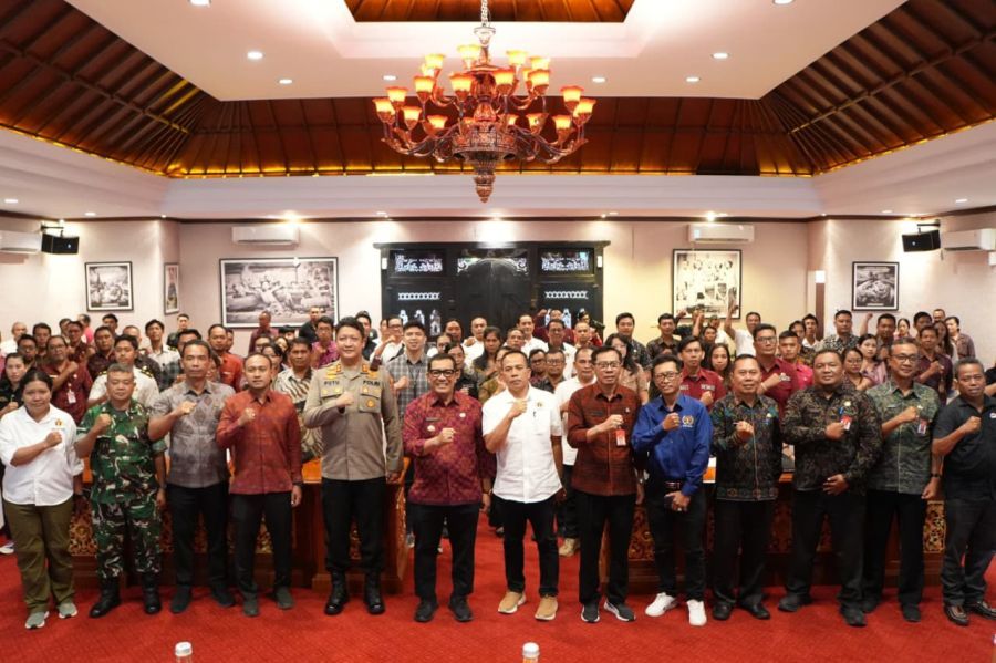 Bupati Tabanan, Dr. I Komang Gede Sanjaya, S.E., M.M. saat membuka kegiatan Penguatan Fungsi Kehumasan yang digelar Persatuan Wartawan Indonesia (PWI) Kabupaten Tabanan, di Ruang Rapat Jayaning Singasana, Kantor Bupati Tabanan, Bali, Rabu (23/9/2026). (foto/prokopimtabanan)