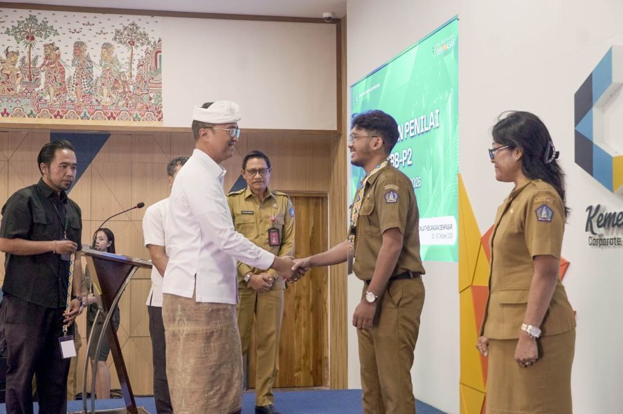 Sekda Badung Ida Bagus Surya Suamba membuka Pelatihan Penilaian Optimalisasi Pendapatan Daerah Sektor Pajak Bumi dan Bangunan Perdesaan dan Perkotaan (PBB-P2) Tahun Anggaran 2026 oleh di Ruang Hybrid Lantai III Gedung BDK Denpasar, Bali, Senin (26/10/2026). (foto/adi)