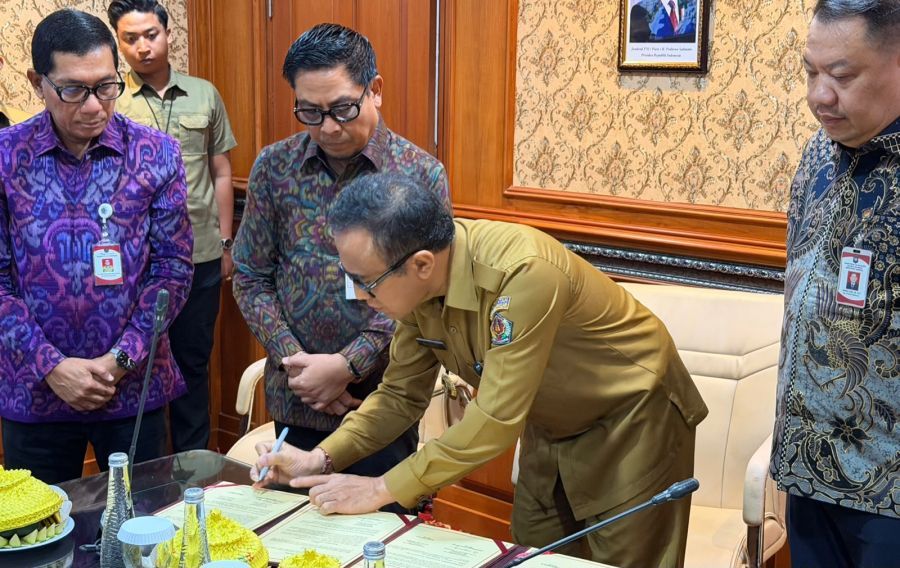 Walikota Denpasar, IGN Jaya Negara saat melaksanakan penandatangan Memorandum of Understanding (MoU) Sister City sebagai bentuk kerja sama "sister city" dengan Pemerintah Kota Piraeus, Yunani dilaksanakan secara hybrid di Kantor Walikota Denpasar, Bali, Senin (13/7/2026). (foto/sukadana)