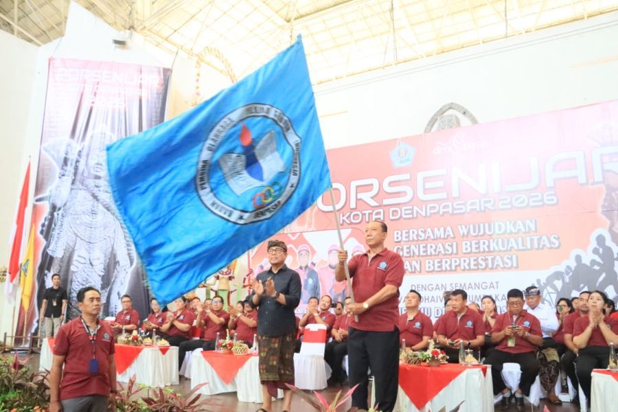 Wakil Walikota Denpasar, I Kadek Agus Arya Wibawa bersama Ketua DPRD Kota Denpasar, I Gusti Ngurah Gede, unsur Forkopimda Kota Denpasar, Sekretaris Daerah Kota Denpasar, I Gusti Ngurah Eddy Mulya, serta para guru dan pelajar dari berbagai sekolah dalam pembukaan Porsenijar Denpasar Tahun 2026, di GOR Lila Bhuana, Denpasar, Bali, Kamis (26/3/2026). (foto/sukadana)