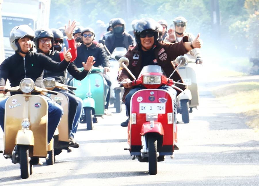 Bupati Tabanan, Dr. I Komang Gede Sanjaya, S.E., M.M. membuka acara Touring Motor TOMBAK (Touring Motor Batur Agung Kerambitan) yang berkolaborasi dengan Bali Willys Club, di Puri Gede Kerambitan, Tabanan, Bali, Minggu (23/8/2026). (foto/prokopimtabanan)