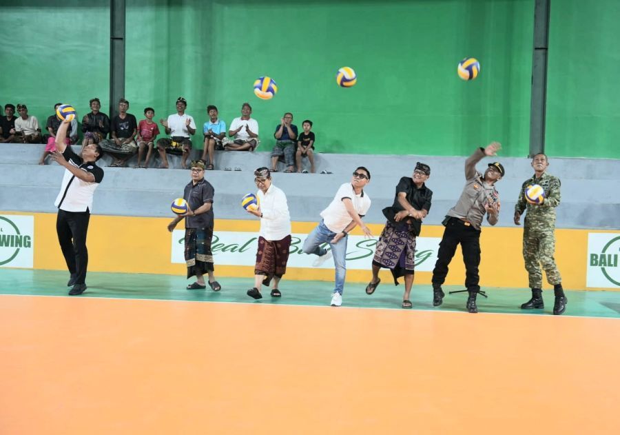 Bupati Badung I Wayan Adi Arnawa membuka Turnamen Bola Voli Putra Masceti Cup II Tahun 2026 di Banjar Tegal Kuning, Desa Bongkasa Pertiwi, Kecamatan Abiansemal, Badung, Bali, Sabtu (22/8/2026). (foto/adi)