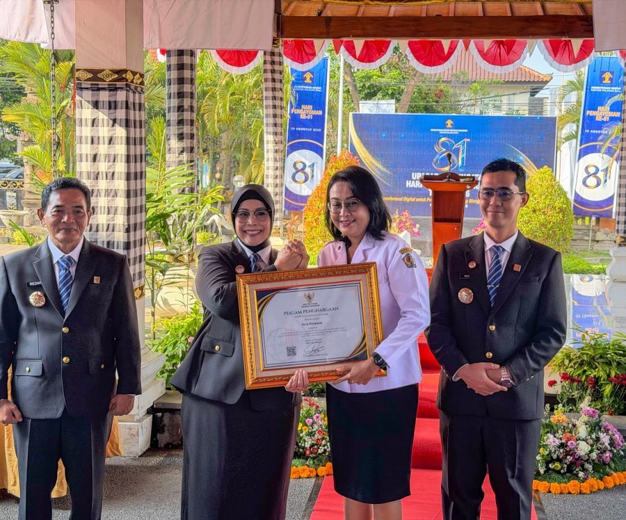 Asisten Pemerintahan dan Kesejahteraan Rakyat Setda Kota Denpasar, Komang Lestari Kusuma Dewi, S.H., M.H., yang mewakili Pemerintah Kota Denpasar menerima penghargaan dalam rangkaian Upacara dan Syukuran Peringatan Hari Pengayoman ke-81 Tahun 2026 di Kantor Wilayah Kementerian Hukum Bali, di Renon, Denpasar, Bali, Rabu (19/8/2026). (foto/sukadana)