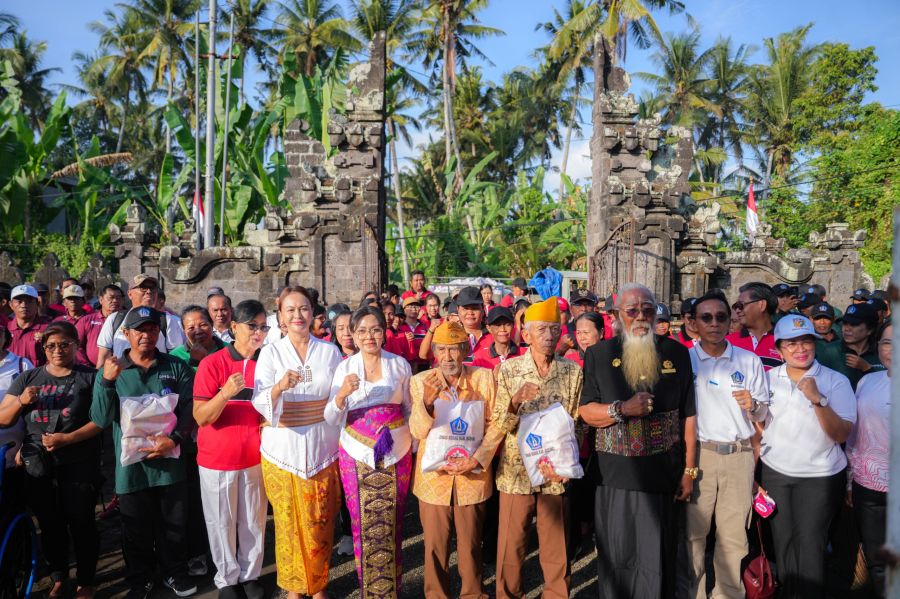 Ketua K3S Badung, Nyonya Rasniathi Adi Arnawa dan Ketua GOW Badung, Nyonya Yunita Alit Sucipta, menggelar aksi sosial dan lingkungan di Monumen Pahlawan Cakra Bioha Panca Bhakti, Blumbungan, Desa Sibang Kaja, Kecamatan Abiansemal, Badung, Bali, Rabu (24/6/2026). (foto/adi)