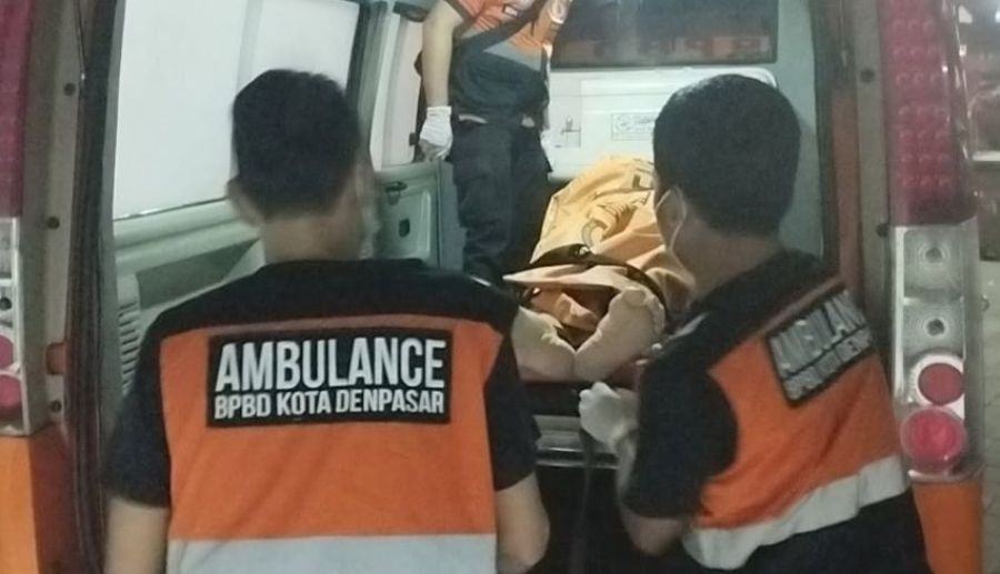 Petugas mengevakuasi jenazah KLS (77), kakek asal Australia yang ditemukan meninggal di dalam kamar penginapan di kawasan Jalan Sedap Malam Gang Tunjung Biru III Nomor 1, Kelurahan Kesiman, Denpasar Timur, Denpasar, Bali, Rabu (6/5/2026). (foto/hes)