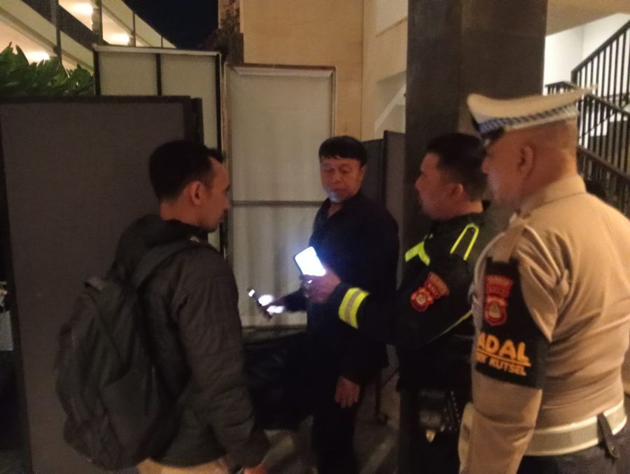 Polisi memeriksa lokasi kejadian bule Belanda bunuh diri dengan cara melompat dari atas lantai 5 Hotel Renaissance Bali Uluwatu, Kuta Selatan, Badung, Bali, Sabtu (12/9/2026) malam. (foto/hes)