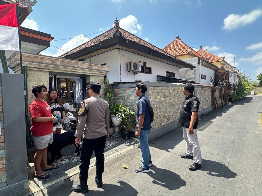 Pria WNA dan dua wanita lokal berbuat mesum di depan pintu gerbang rumah warga di kawasan Jalan Pantai Batu Bolong, Canggu, Kuta Utara, Badung, Bali. (foto/hes)