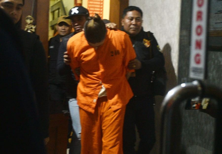 Bule asal Rumania berinisial ZCC, pelaku perampokan disertai pembunuhan yang ditangkap di rumah kontrakan di Denpasar, dideportasi dari Bali, Selasa (20/1/2026) malam. (foto/hes)