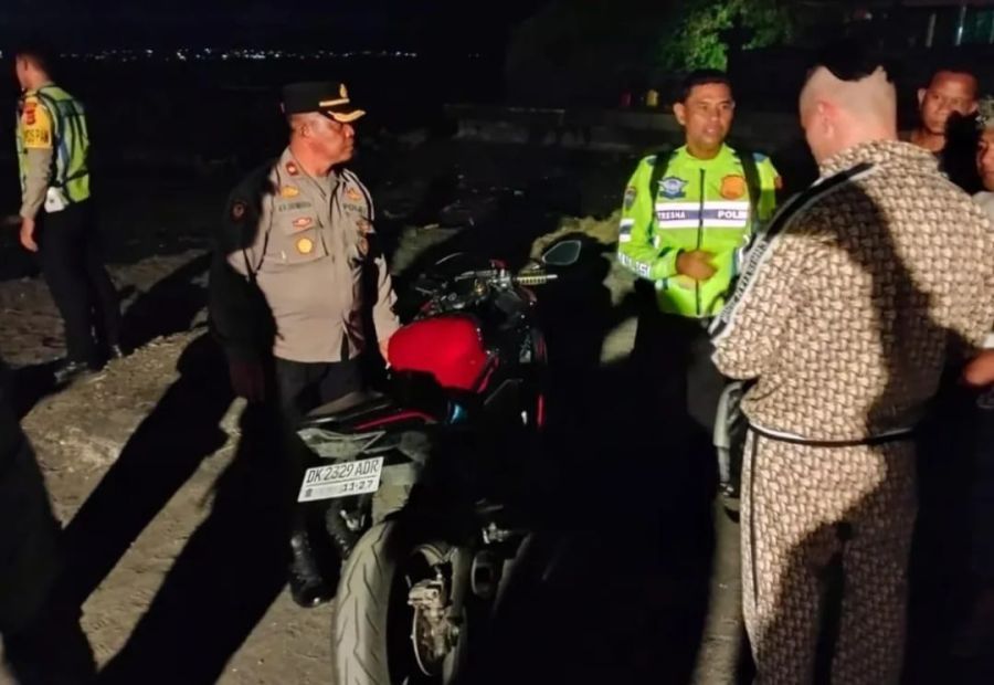 Anggota Satlantas Polres Badung menggelar razia balapan liar di Jalan Raya Pantai Cemagi, Mengwi, Badung, Bali, Minggu (22/3/2026) sekitar pukul 19.00 Wita. Dalam razia tersebut seorang bule asal Ukraina terjaring razia dan dikenakan sanksi tilang. (foto/hes)