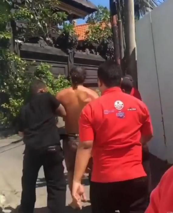 podiumnews.com-Bule Berulah, Baku Hantam Dengan Karyawan Usai Ambil Barang Tak Bayar
