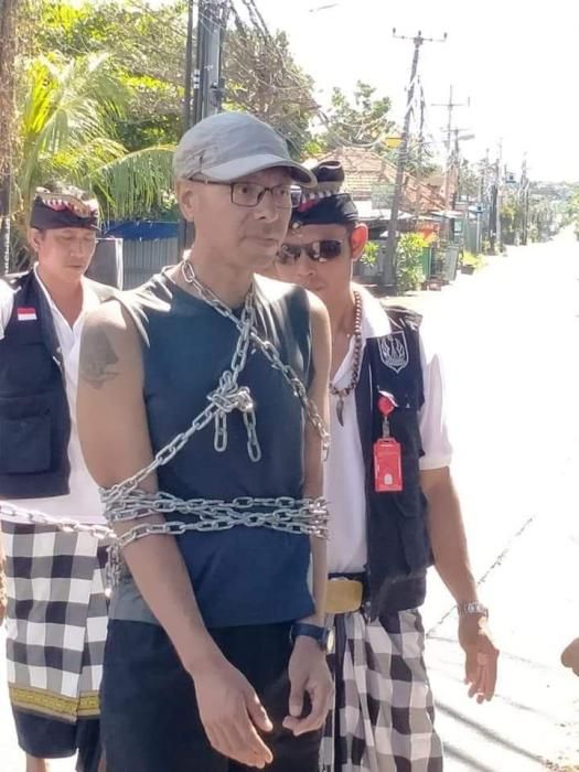 podiumnews.com-Maksa Joging Saat Nyepi, Bule Ini Dirantai Pecalang