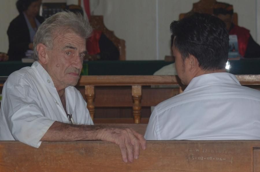 podiumnews.com-Pakai Ganja Cair, Bule 81 tahun Ini Dihukum 8 Bulan 