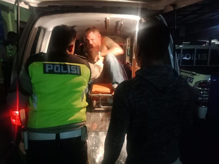 podiumnews.com-Bule Mabuk Tabrak Beruntun Ini Hanya Dikenakan Wajib Lapor