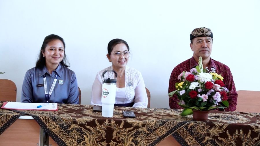 Bunda Anti Narkoba Kabupaten Badung Nyonya Rasniathi Adi Arnawa saat memberikan sosialisasi anti-narkoba di SMP Negeri 4 Kuta Utara, Badung, Bali, Kamis (17/9/2026). (foto/adi)