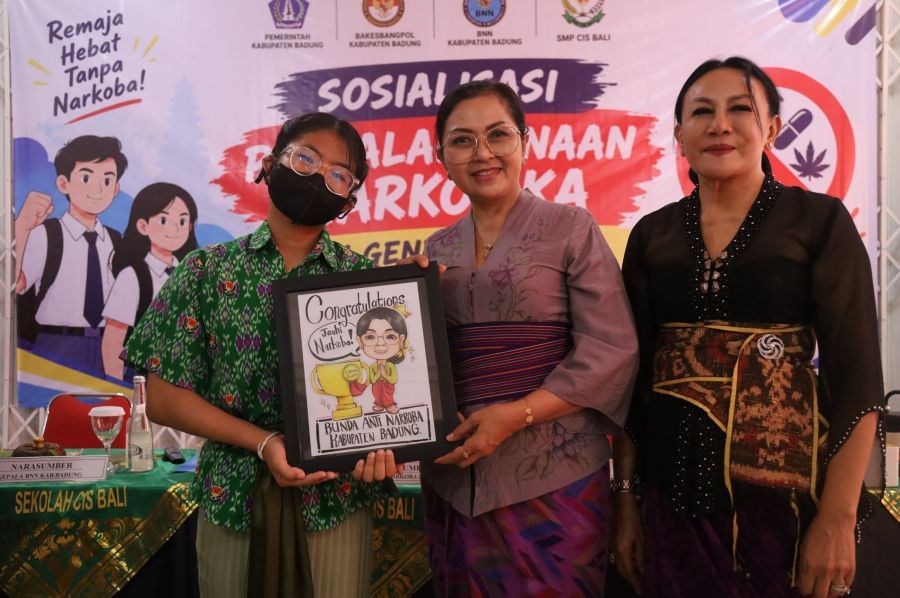 Bunda Anti Narkoba Kabupaten Badung Nyonya Rasniathi Adi Arnawa saat membuka Sosialisasi Pencegahan Penyalahgunaan Bagi Generasi Muda di SMP CIS Kabupaten Badung, Bali, Kamis (10/9/2026). (foto/adi)