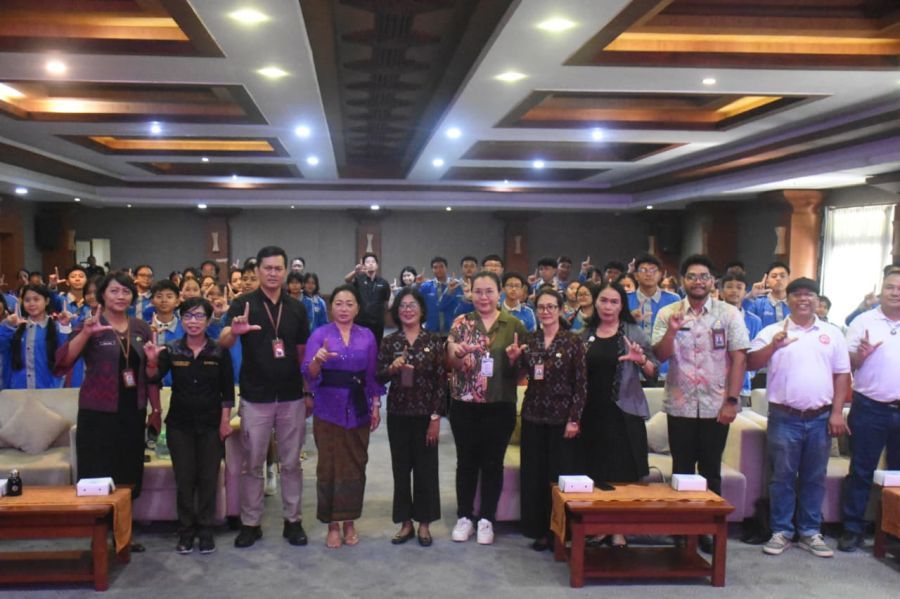 Bunda Literasi Kota Denpasar, Ny. Sagung Antari Jaya Negara membuka acara sosialisasi literasi kesehatan mental, di Ruang Sewaka Mahottama, GSD Lumintang, Denpasar, Bali, Jumat (31/10/2025). (foto/sukadana)