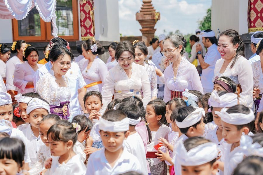 Bunda PAUD Kabupaten Badung Nyonya Rasniathi Adi Arnawa meresmikan Gedung baru TK. Kumara Ngurah Rai I, di Desa Carangsari, Kecamatan Petang, Badung, Bali, Kamis (16/4/2026). (foto/adi)