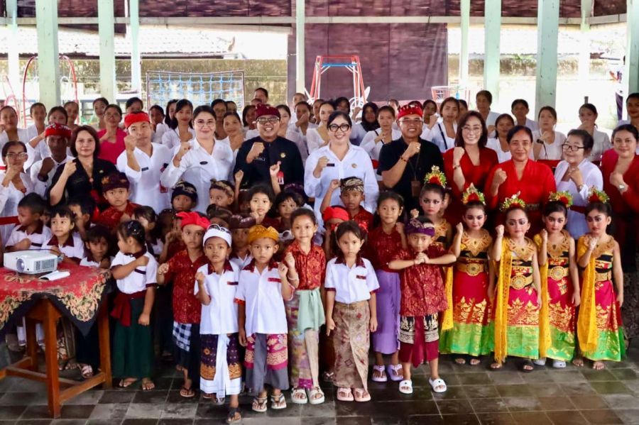 Bunda PAUD Kabupaten Tabanan, Ny. Rai Wahyuni Sanjaya, meresmikan Gedung TK Negeri Kecamatan Selemadeg Barat yang berlokasi di Banjar Pengasahan, Desa Lalanglinggah, Selemadeg Barat, Tabanan, Bali, Kamis (30/10/2025). (foto/prokopimtabanan)
