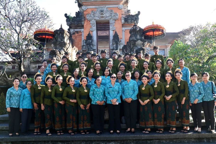 Ketua TP PKK Kabupaten Tabanan, Ny. Rai Wahyuni Sanjaya hadir memberikan dukungan langsung kepada para peserta asal Kabupaten Tabanan pada peringatan HKG PKK di Gedung Ksirarnawa Art Center Denpasar, Bali, Kamis (2/7/2026). (foto/prokopimtabanan)