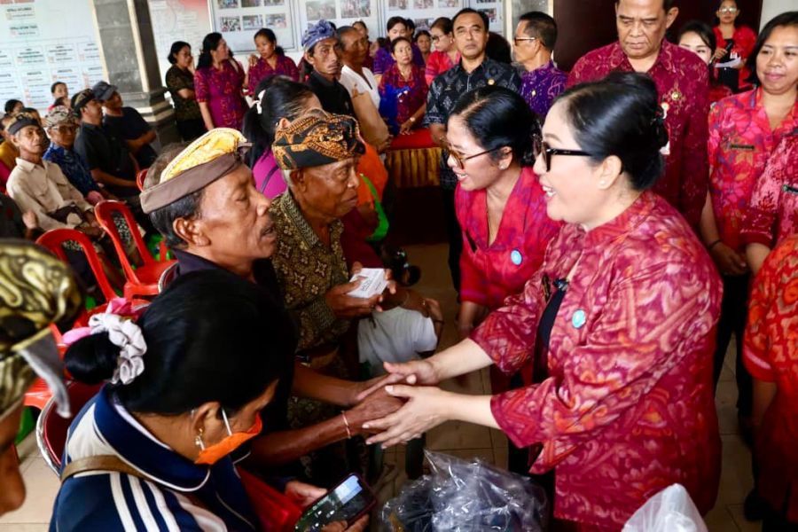 Ketua TP PKK Kabupaten Tabanan, Ny. Rai Wahyuni Sanjaya kembali menggencarkan aksi sosial melalui program unggulan Aksi Sosial Bergerak dan Berbagi sekaligus aksi sosial bedah kamar yang digelar secara roadshow di Kecamatan Kerambitan dan Penebel, Tabanan, Bali, Rabu (6/5/2026). (foto/prokopimtabanan)