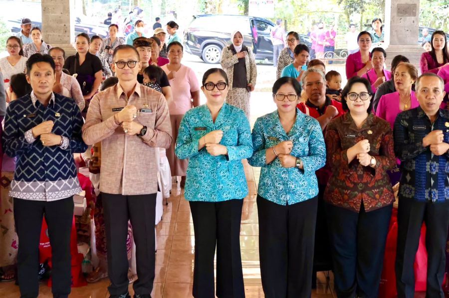 podiumnews.com-Bunda Rai dan PKK Bali Bergerak dan Berbagi di Tiga Kecamatan