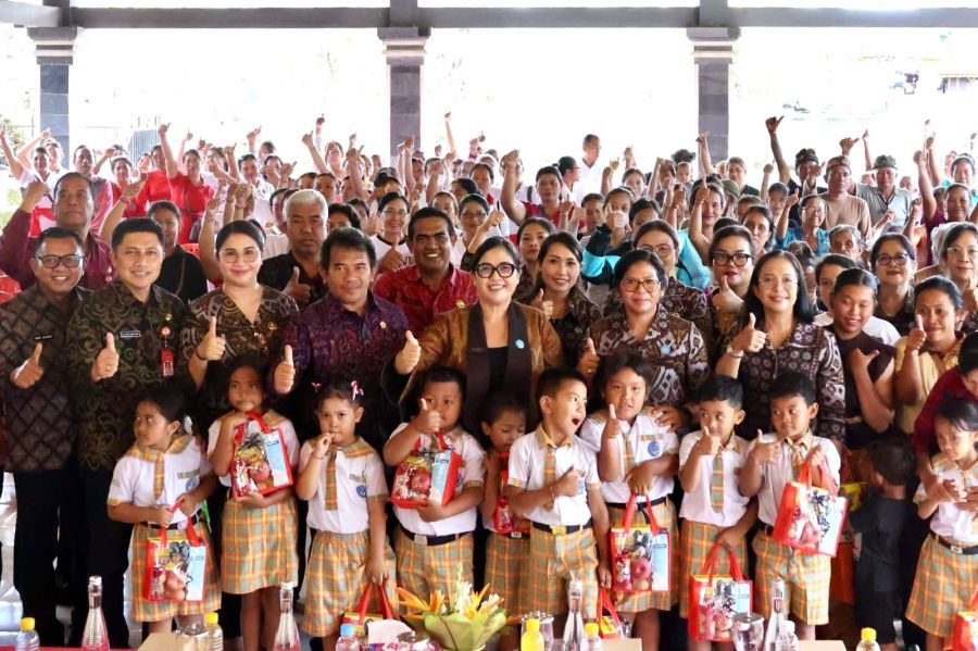 Ketua TP. PKK Kabupaten Tabanan Ny. Rai Wahyuni Sanjaya menunjukkan gerakan sosial yang menyentuh langsung masyarakat saat memimpin aksi “Bergerak dan Berbagi” TP PKK Kabupaten Tabanan secara roadshow di Kecamatan Baturiti dan Marga, Tbanana, Bali, Rabu (29/4/2026). (foto/prokopimtabanan)