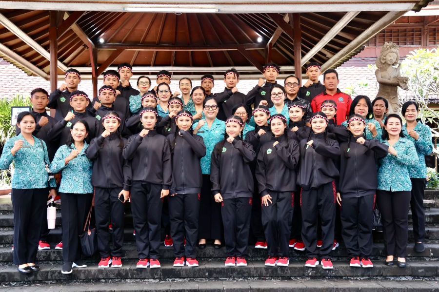 Ketua TP PKK Kabupaten Tabanan, Ny. Rai Wahyuni Sanjaya hadir menyemangati peserta asal Tabanan dalam Lomba Senam Nangun Sat Kerthi Loka Bali, dan lomba Memasak pada acara Peringatan Hari Kesatuan Gerak (HKG) PKK ke-54 Tingkat Provinsi Bali Tahun 2026, Rabu (1/7/2026). (foto/prokopimtabanan)