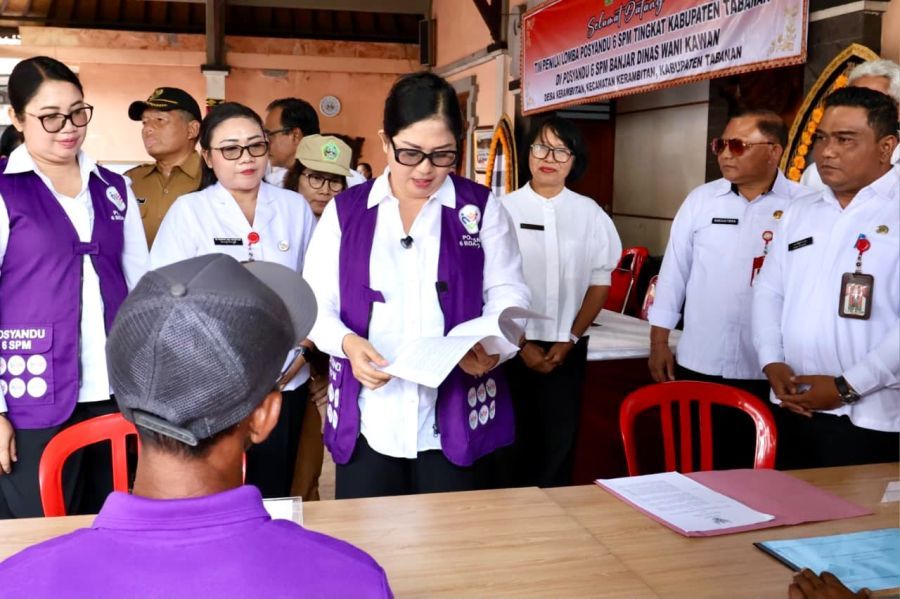 Ketua Tim Pembina Posyandu Kabupaten Tabanan, Ny. Rai Wahyuni Sanjaya, melaksanakan pembinaan dan sosialisasi Posyandu 6 SPM di Kecamatan Kerambitan sekaligus meninjau persiapan Lomba Telajakan di Desa Tista, Kerambitan, dan Persiapan lomba PSBS di Kecamatan Selemadeg Timur, Tabanan, Bali, Senin (21/9/2026). (foto/prokopimtabanan)