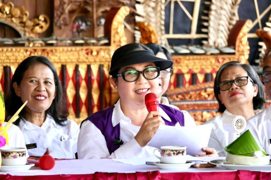 Ketua Tim Pembina Posyandu Kabupaten Tabanan, Ny. Rai Wahyuni Sanjaya, melakukan penilaian langsung tiga besar Lomba Posyandu 6 SPM di Banjar Dinas Munduk Malang, Desa Gadungan, Kecamatan Selemadeg Timur, dan Banjar Dinas Tuakilang Belodan, Desa Denbatas, Tabanan, Bali, Selasa (13/10/2026). (foto/prokopimtabanan)