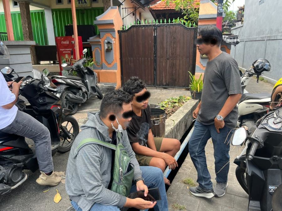 Polisi amankan 3 orang buntut ribut dua kelompok pemuda asal Sumba, NTT, di Jalan Tunjung Biru Lingkungan Taruna Bineka, Desa Pemogan, Denpasar Selatan, Denpasar, Bali, Minggu (26/4/2026). (foto/hes)