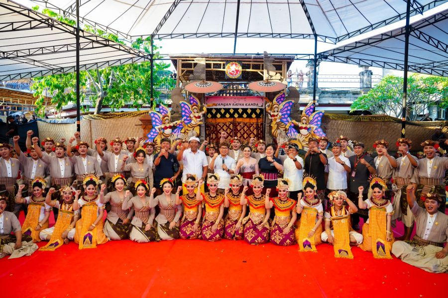 Bupati Badung I Wayan Adi Arnawa dan Nyonya Rasniathi Adi Arnawa hadir langsung menyaksikan dua penampilan Duta Kabupaten Badung di ajang PKB ke-48 tahun 2026, di Taman Budaya Art Center, Denpasar, Bali, Rabu (1/7/2026). (foto/adi)