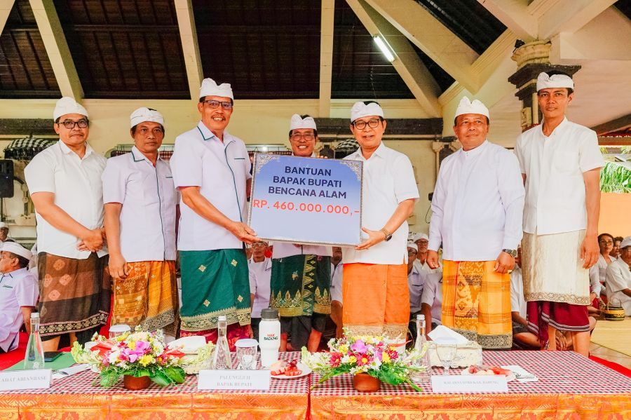 Bupati Badung I Wayan Adi Arnawa menghadiri upacara melaspas di Pura Dalem Gede, Desa Adat Abianbase, Mengwi. (foto/sukadana)