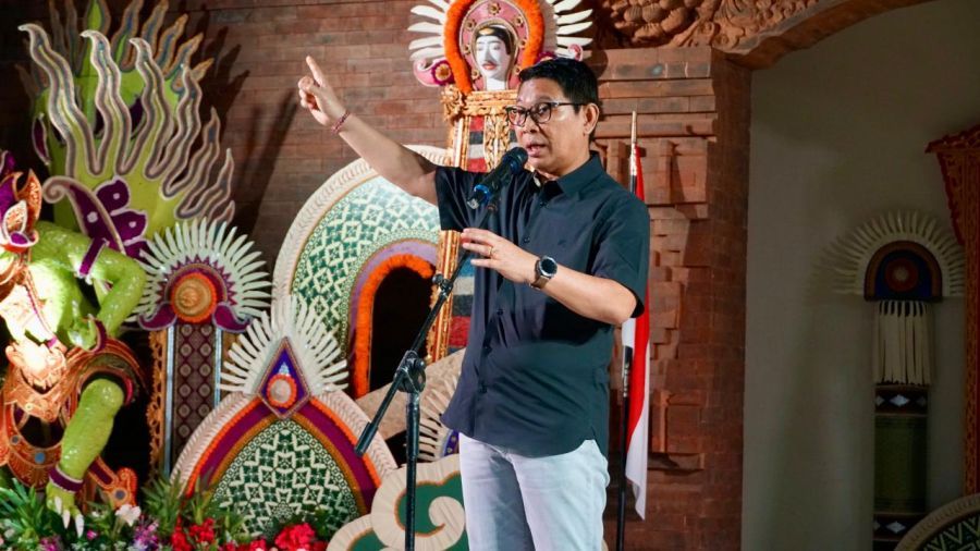 Bupati Badung I Wayan Adi Arnawa menutup Bazar Amal Pembangunan Banjar Teba Sari di Balai Banjar Teba Sari, Kuta. (foto/sukadana)