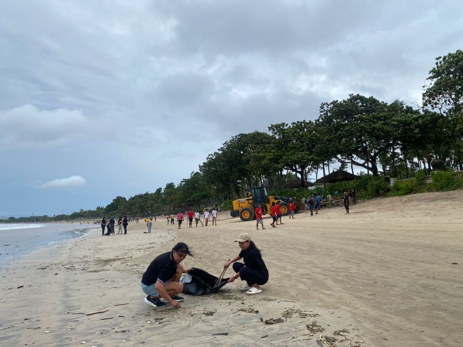 Aksi bersih-bersih sampah kiriman di sepanjang Pantai Muaya, Jimbaran, Badung, Bali, Rabu (21/1/2026). (foto/adi)