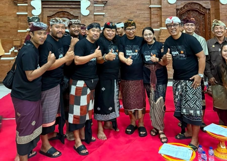 Bupati Badung, I Wayan Adi Arnawa disaat menyaksikan gladi bersih sanggar Seni Semar Pegulingan Sekar Tunjungbiru di Balai Banjar Anyar, Kelurahan Tanjung Benoa, Kuta Selatan, Badung, Bali, Rabu (10/6/2026). (foto/adi)
