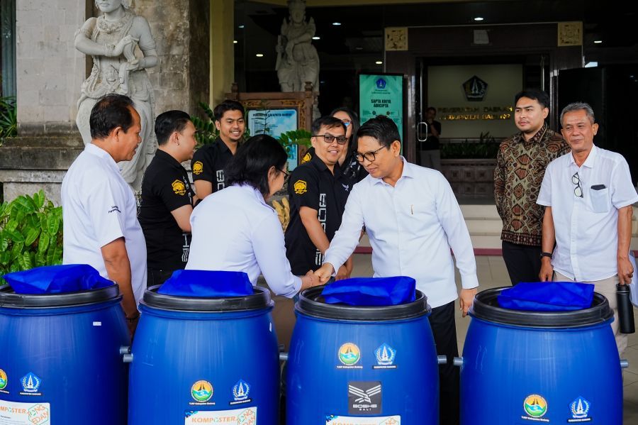 Bupati Badung I Wayan Adi Arnawa menerima bantuan tong komposter dan mesin pencacah sampah organik dari program TJSP/CSR Kabupaten Badung di lobi Kantor Bupati Badung, Puspem Badung, Bali, Rabu (6/5/2026). (foto/adi)
