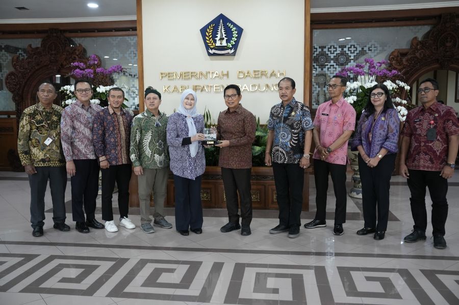 Bupati Badung I Wayan Adi Arnawa saat menerima rombongan PT. PLN di Ruang Nayaka Gosana I, Puspem Badung, Bali, Jumat (21/8/2026). (foto/adi)