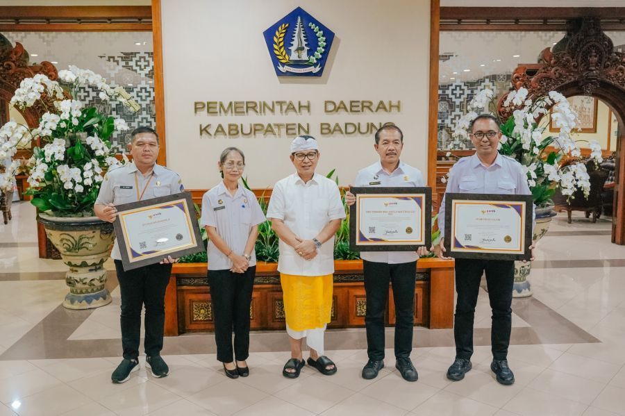Bupati Badung I Wayan Adi Arnawa saat menerima penghargaan yang diraih tiga OPD di Pemkab Badung sebagai Wilayah Birokrasi Bersih dan Melayani dari KemenPAN-RB, di Kantor Bupati Badung, Bali, Rabu (18/2/2026). (foto/adi)