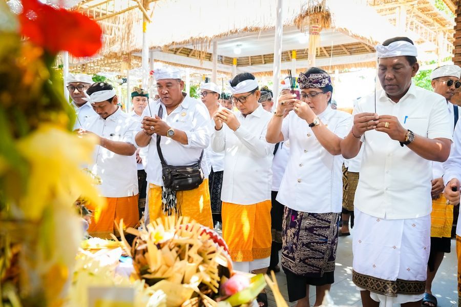 Upacara Atma Wedana, Nyekah Kurung Nyatur Rebah, dan Upacara Manusa Yadnya (Mepandes/Metatah), di Pura Segara, Kelurahan Kuta, Badung, Bali, Kamis (10/9/2026). (foto/adi)