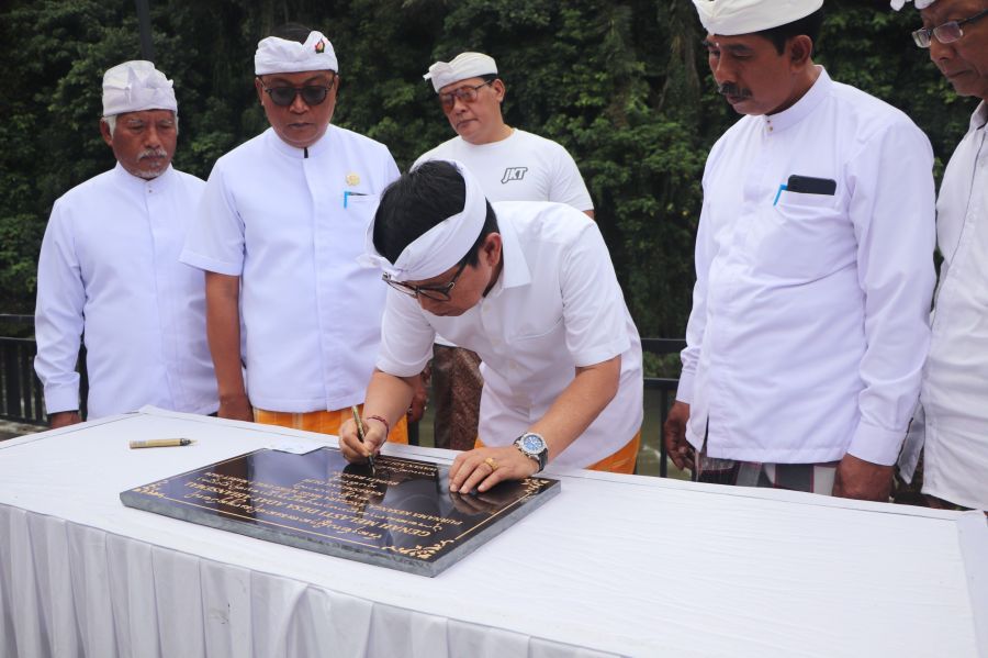 Bupati Badung I Wayan Adi Arnawa menandatangani prasasti saat Upacara melaspas tempat melasti Desa Adat Abiansemal, Kecamatan Abiansemal, Kabupaten Badung, Bali, Selasa (3/3/2026). (foto/adi)
