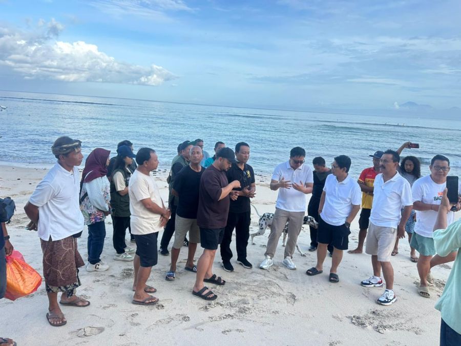 Bupati Badung I Wayan Adi Arnawa saat berdialog dengan tokoh dan komunitas masyarakat kawasan Pantai Bingin di pantai dekat The Cashew Tree, Jalan Pantai Bingin, Pecatu, Kuta Selatan, Badung, Bali, Kamis (20/11/2025). (foto/adi)