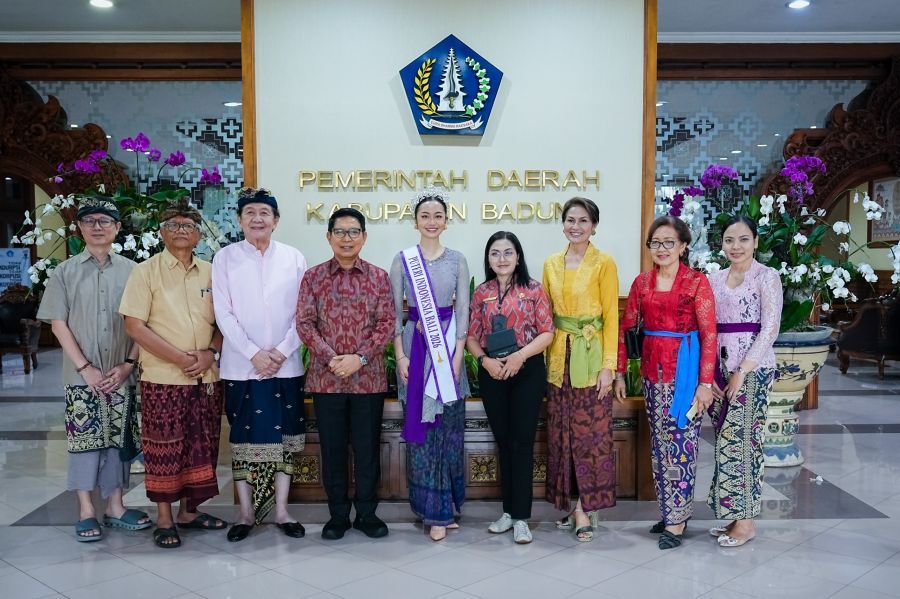 Bupati Badung I Wayan Adi Arnawa bersama Nyonya Rasniathi Adi Arnawa menerima Victoria Veronica Titisari Kosasieputri yang akan mengikuti ajang Putri Indonesia 2026 di Puspem Badung, Bali, Jumat (27/3/2026). (foto/adi)