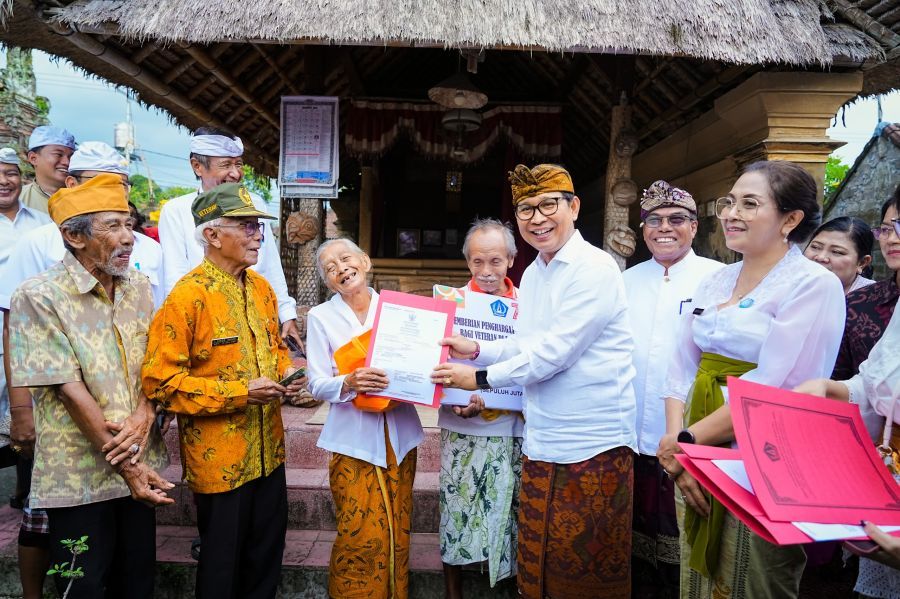 podiumnews.com-Bupati Badung Beri Penghargaan Kepada 187 Veteran