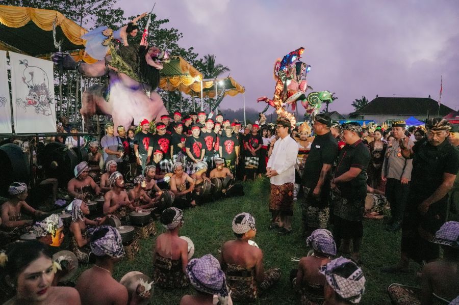 Bupati Badung I Wayan Adi Arnawa membuka Parade Ogoh-Ogoh Tahun Çaka 1948 di Lapangan Desa Adat Sulangai, Kecamatan Petang, Jumat (13/3/2026). (foto/sukadana)