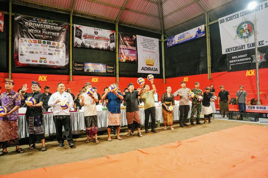 Bupati Badung I Wayan Adi Arnawa secara resmi membuka Turnamen Bola Voli Porum Cup IV di Banjar Umahanyar, Desa Darmasaba, Kecamatan Abiansemal, Badung, Bali, Senin (4/5/2026). (foto/adi)