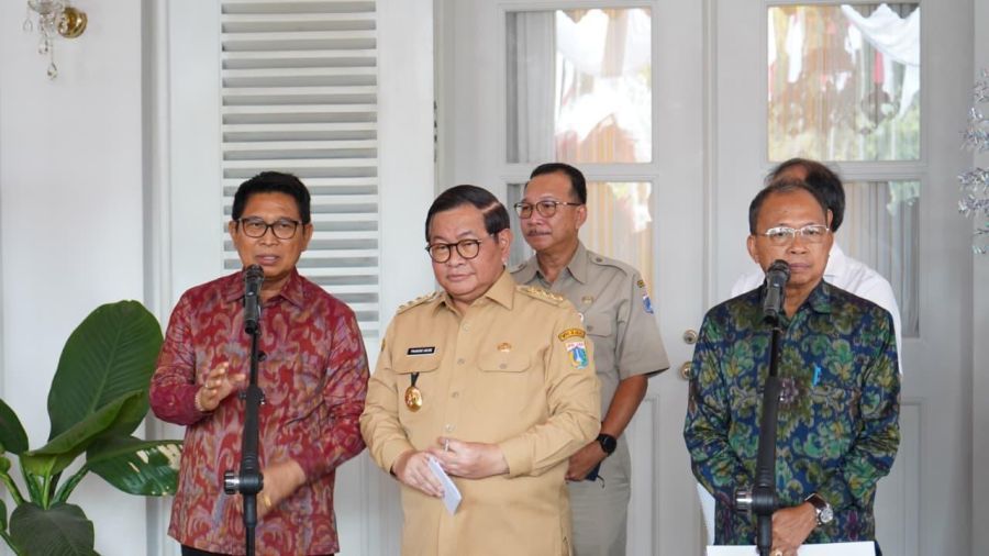 Bupati Badung I Wayan Adi Arnawa mendampingi Gubernur Bali Wayan Koster saat audiensi dengan Gubernur DKI Jakarta Pramono Anung di Balai Kota DKI Jakarta, Selasa (4/8/2026). (foto/adi)