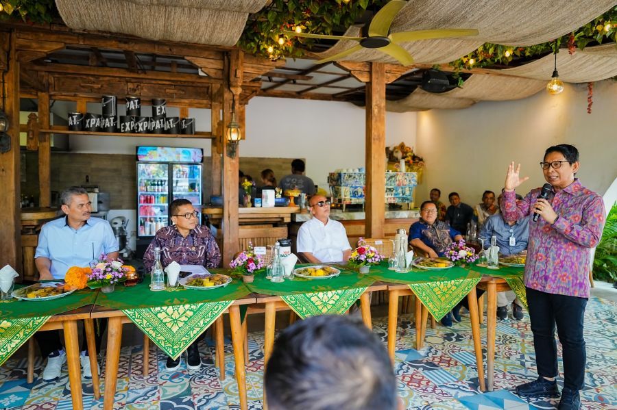 Bupati Badung, I Wayan Adi Arnawa saat menerima kunjungan kerja Menteri Desa PDT Yandri Susanto ke BUMDes Genta Persada Desa Tibubeneng, Kecamatan Kuta Utara, Badung,  Bali, Jumat (28/11/2025). (foto/adi)