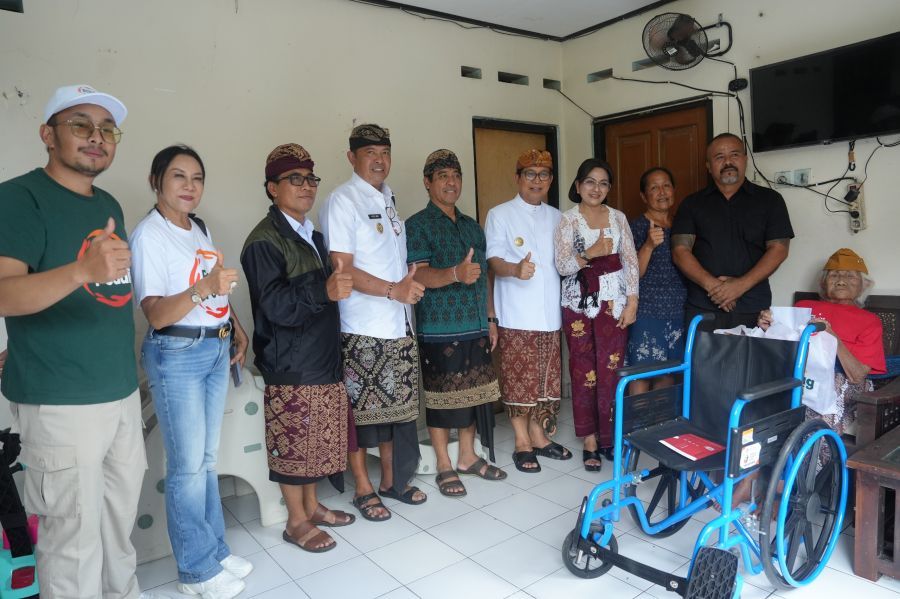 Bupati Badung I Wayan Adi Arnawa, bersama Ketua K3S Badung Nyonya Rasniathi Adi Arnawa, saat kegiatan Talk Show Badung Peduli Go To School di SMA Negeri 1 Kuta Utara dan bantu warga Dalung serta Kapal, Badung, Bali, Jumat (14/8/2026). (foto/adi)