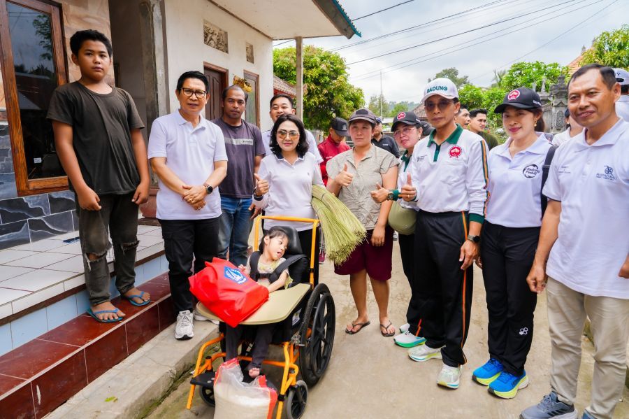 Bupati Badung I Wayan Adi Arnawa bersama Ketua K3S Kabupaten Badung Nyonya Rasniathi Adi Arnawa menyerahkan bantuan kursi roda dan paket sembako di Kecamatan Petang, Badung, Bali, Jumat (30/10/2026). (foto/adi)
