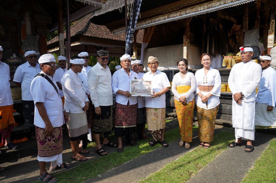 Bupati Badung I Wayan Adi Arnawa bersama Wabup Bagus Alit Sucipta menghadiri Upacara Ngeratep dan Melaspas Ida Betara di Pura Dalem Suargan, Banjar Kedewatan, Desa Bongkasa, Badung, Bali, Kamis (28/5/2026). (foto/adi)